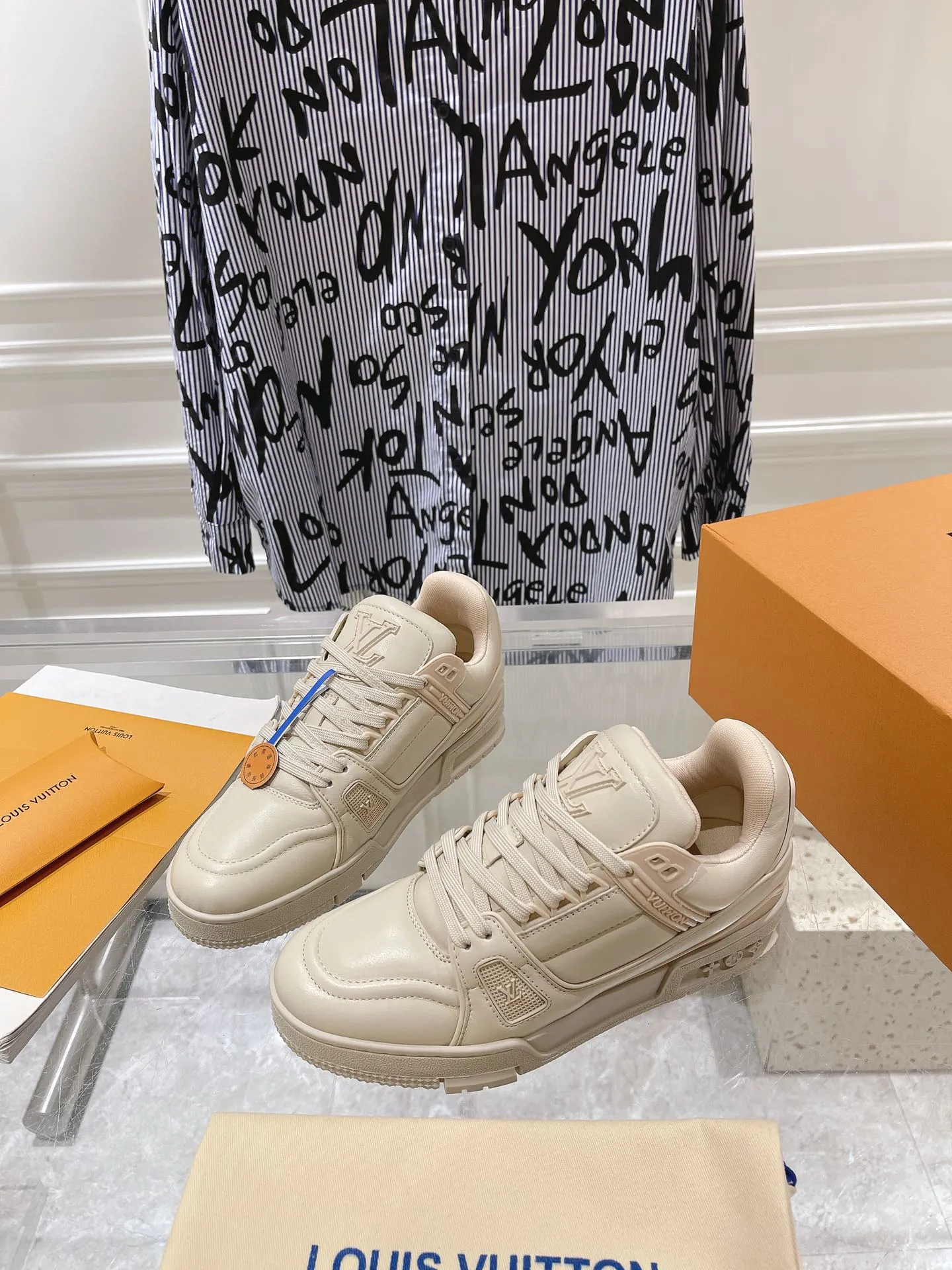 👟👟Ex-factory price 840👟👟 Top version #couple style 2024 hot LV 𝘁𝗿𝗮𝗶𝗻𝗲𝗿 series of the latest couple style sneakers, the quality has been upgraded again, the details are awesome, it just doesn’t look too good! The model was sold out immediately within ten minutes of the official website going on sale. TPU outsole, mold fee is 2w+. The texture is comparable to the original version. The feet are made of polymeter micro-material and breathable British mesh. The details are the same as the original version. Please pay attention to distinguish the currency materials on the market. Size: Female 35-39, Male 39-45M